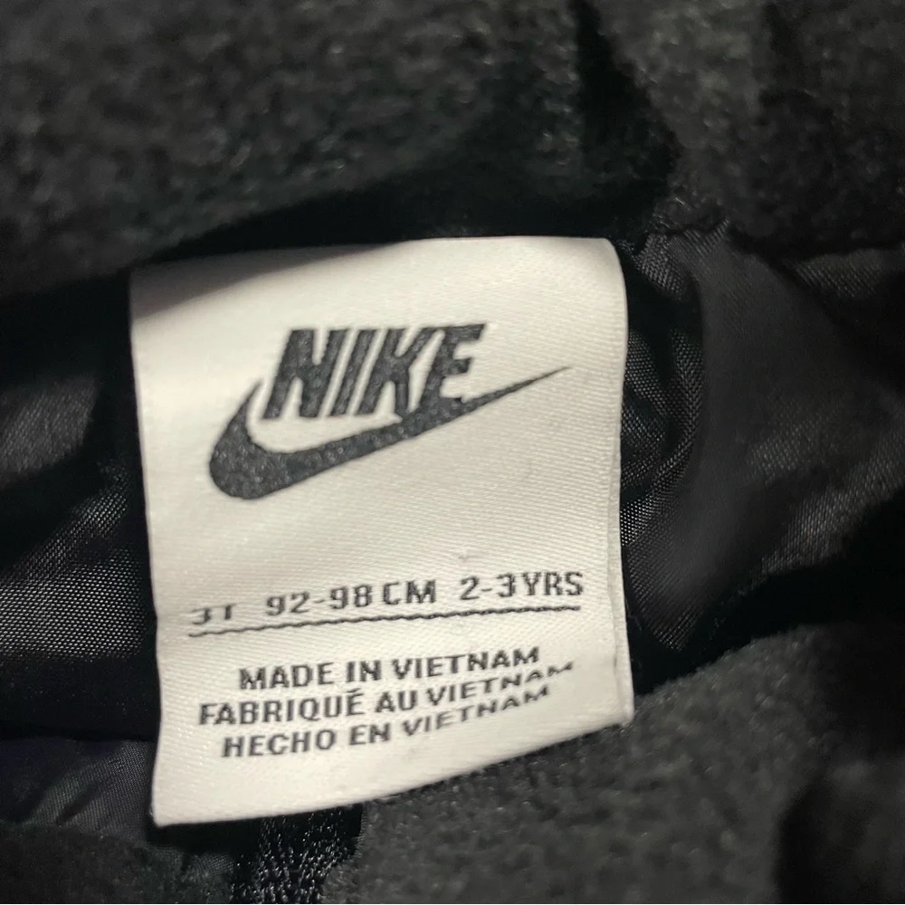 Nike Kids Black Puffer Vest, 3T‎
